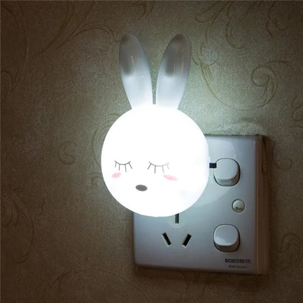 Veilleuse lapin LED dans un bureau