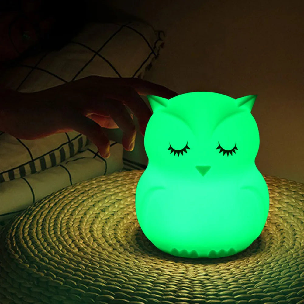 Veilleuse silicone hibou dans un salon