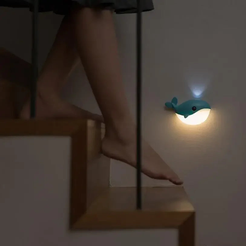 veilleuse baleine bleue dans un l'escalier