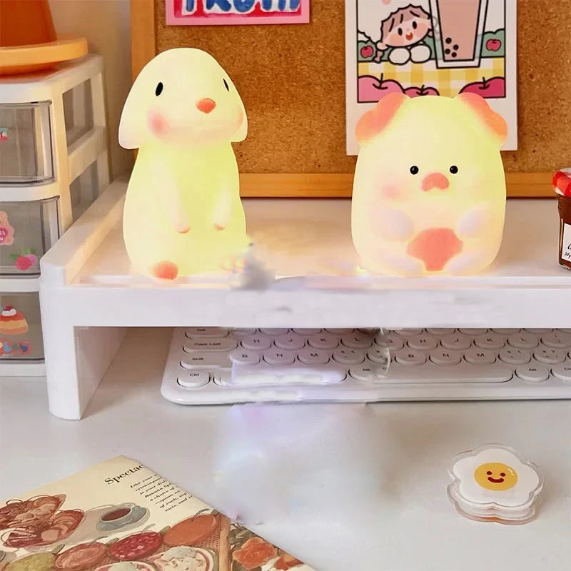 Petite veilleuse lapin dans un bureau