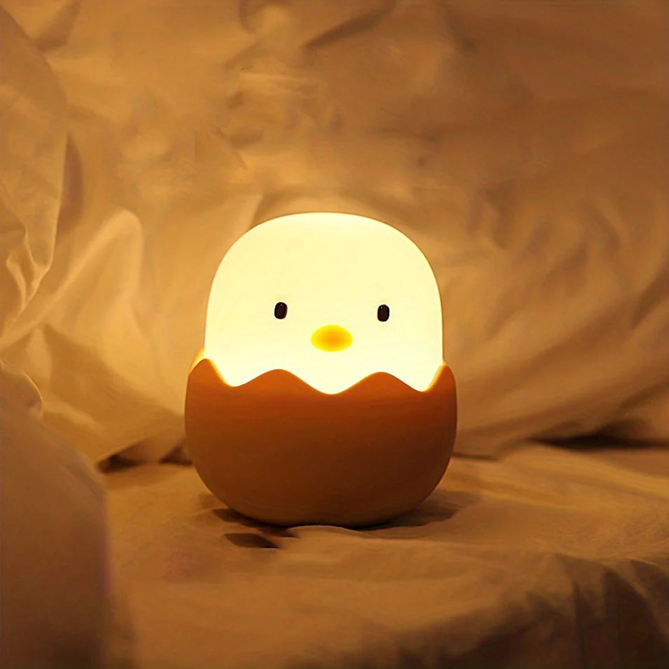 Veilleuse pingouin œuf dans un bureau