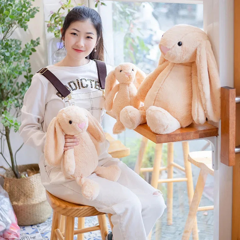 Peluche lapin Veilleuse multicolore dans un salon