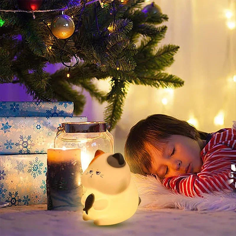 Veilleuse bébé chat dans une chambre