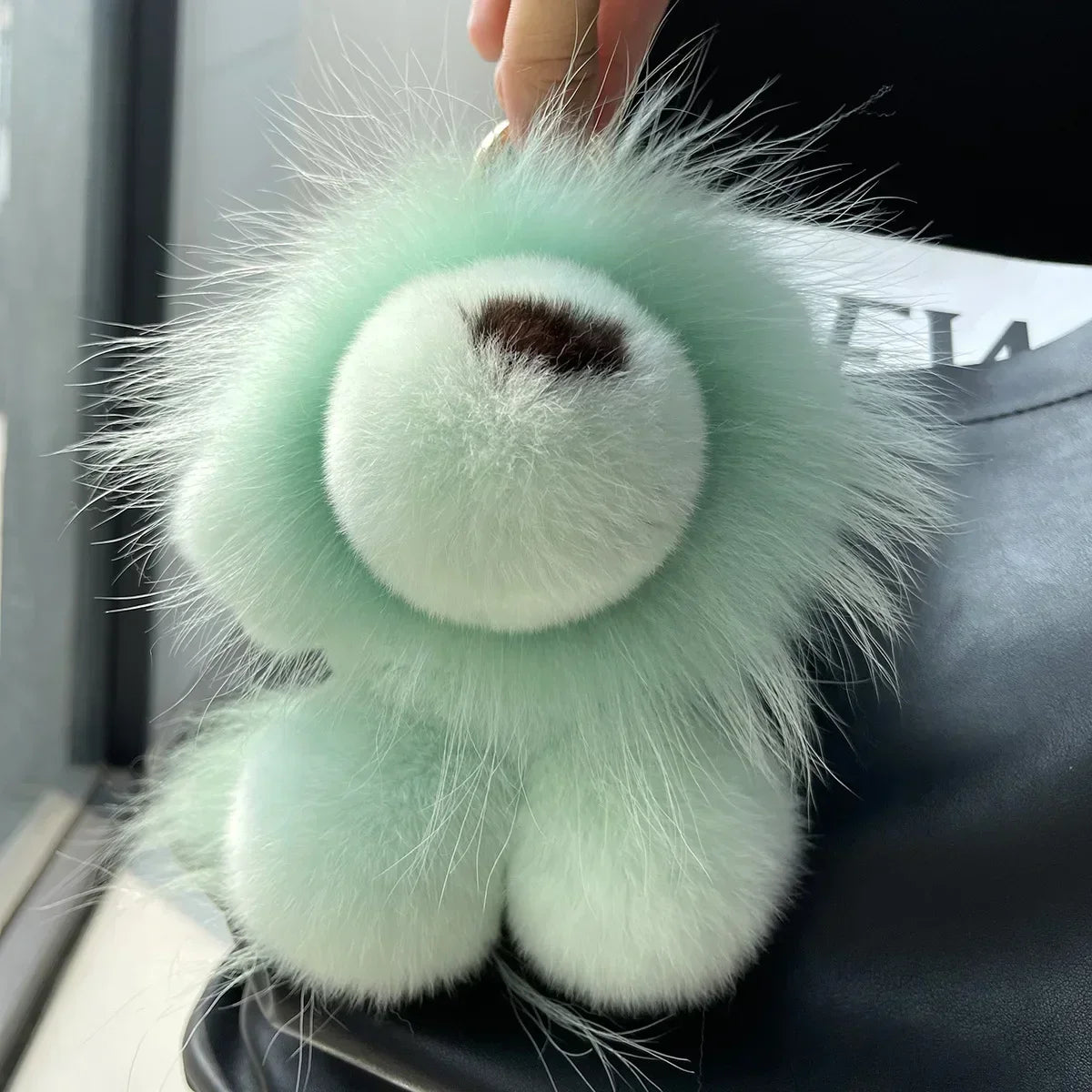 peluche veilleuse lion sur le sac du voyage