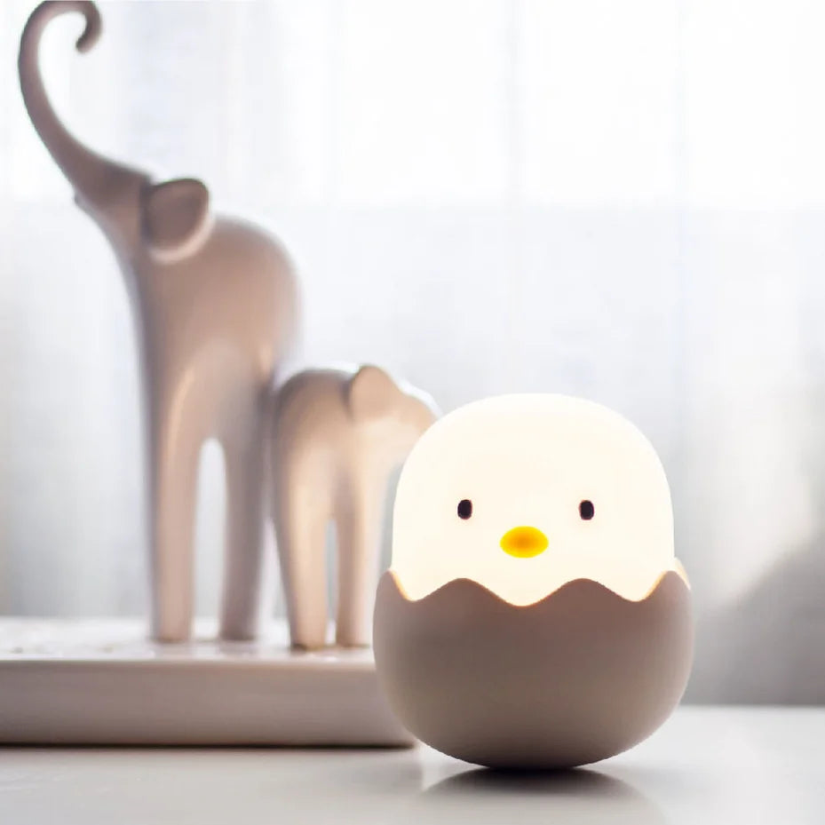 Veilleuse pingouin œuf dans une chambre