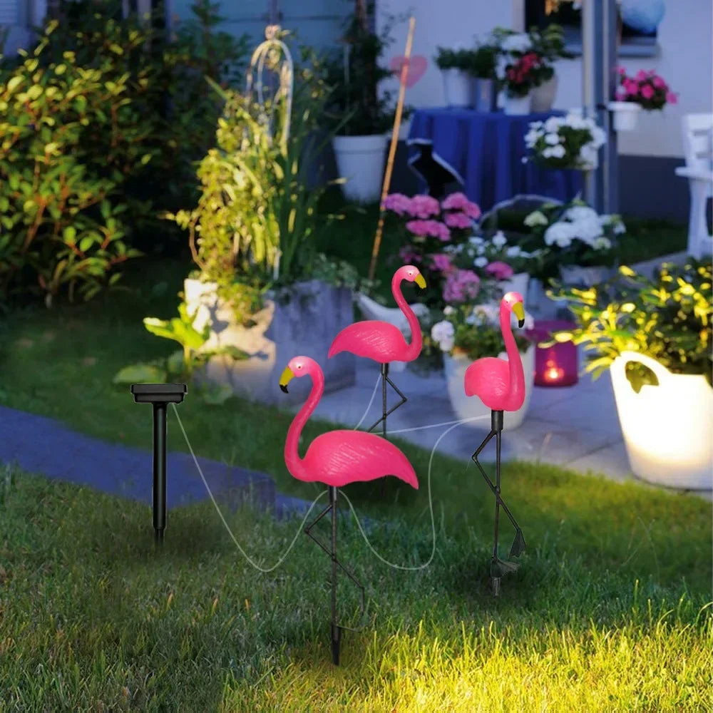 lampe veilleuse flamant rose dans un jardin de privé