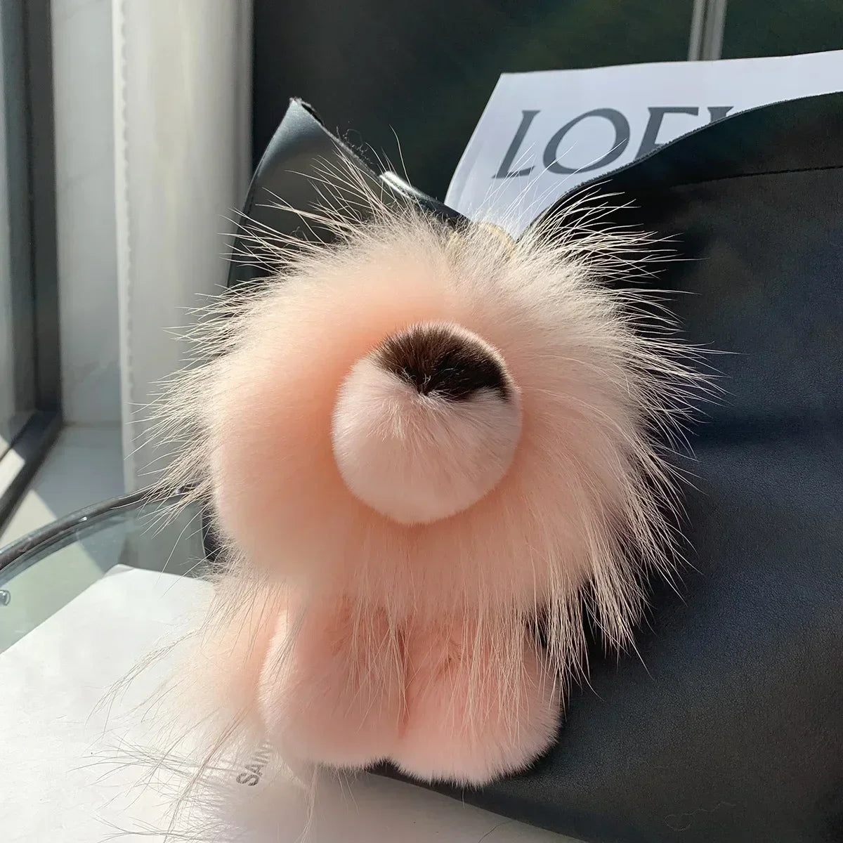 peluche veilleuse lion sur le sac de l'école