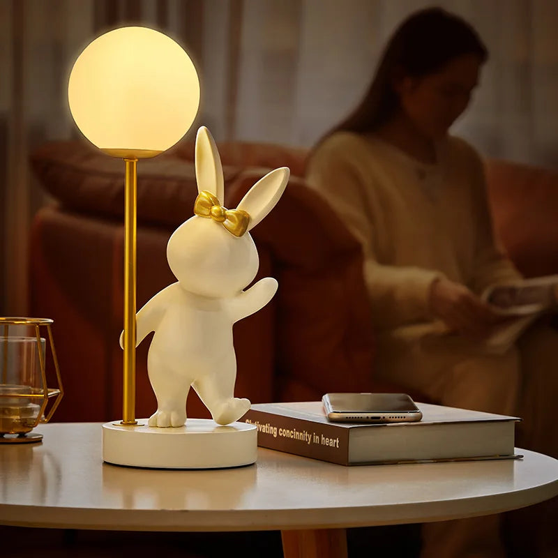 Veilleuse lapin rose dans une chambre