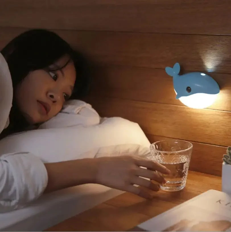 veilleuse baleine bleue au près de lit
