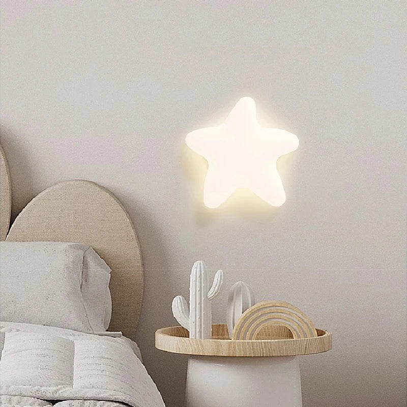 Veilleuse mouton blanc dans une chambre