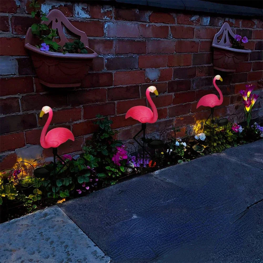 lampe veilleuse flamant rose dans un jardin de maison