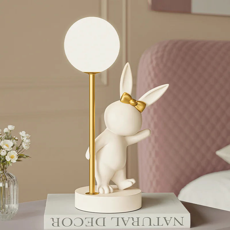 Veilleuse lapin rose dans un salon