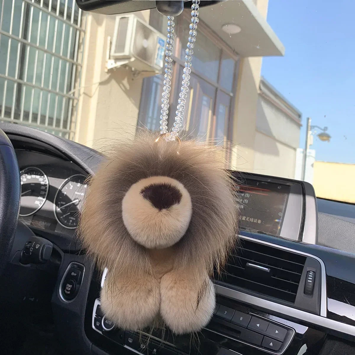 peluche veilleuse lion dans une voiture
