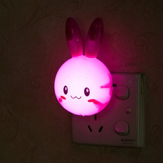 Veilleuse lapin led dans une chambre 