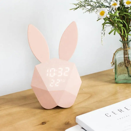horloge lapin veilleuse dans un bureau 