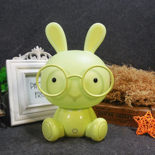 Veilleuse lapin lunette dans un salon 