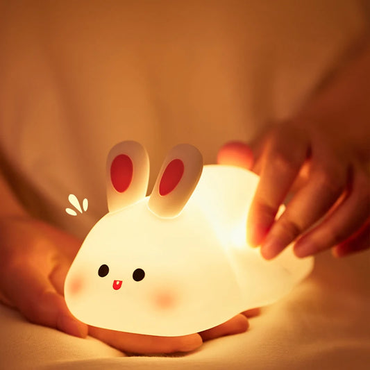 Veilleuse enfant lapin dans un salon 