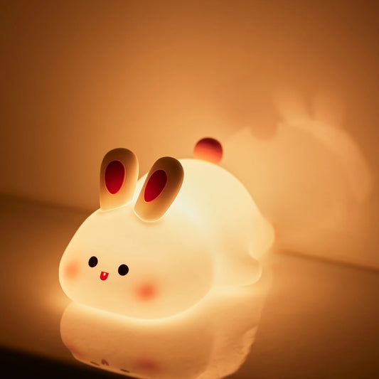 Veilleuse lapin qui dort dans un salon 