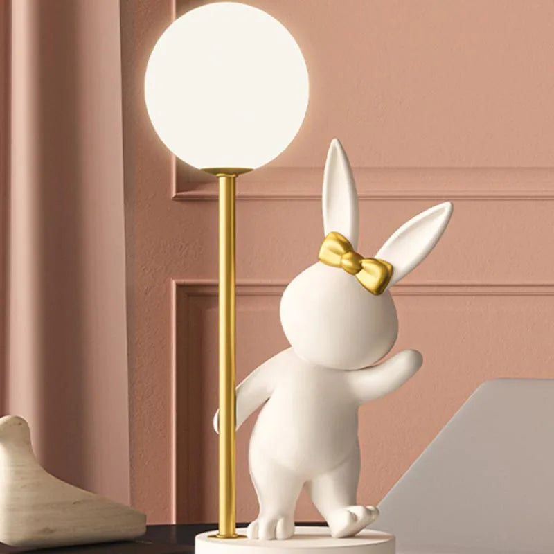Veilleuse lapin rose dans un restaurant 