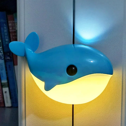 veilleuse baleine bleue  dans une chambre 