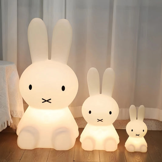 Veilleuse lapin Miffy dans un salon 