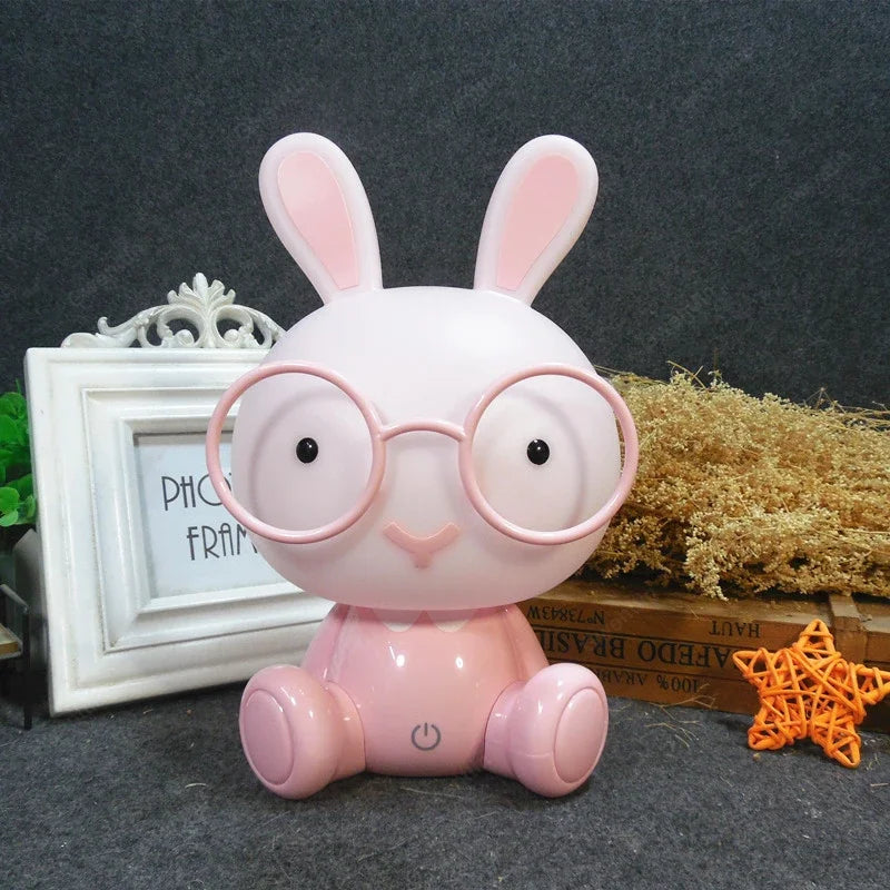 Veilleuse lapin lunette dans une chambre 