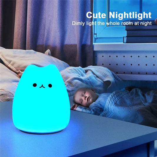 Veilleuse bébé chat fille dans une chambre 