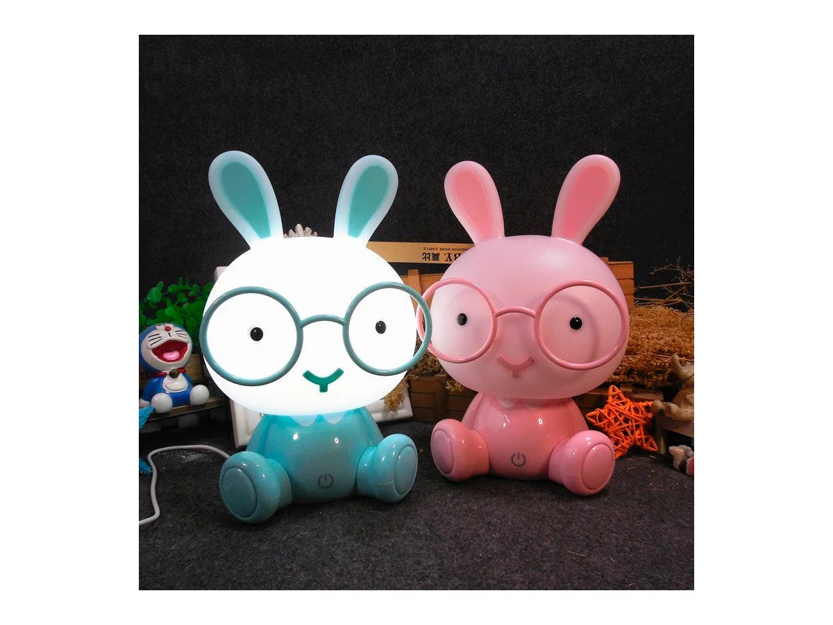 Veilleuse lapin bleue dans une chambre 