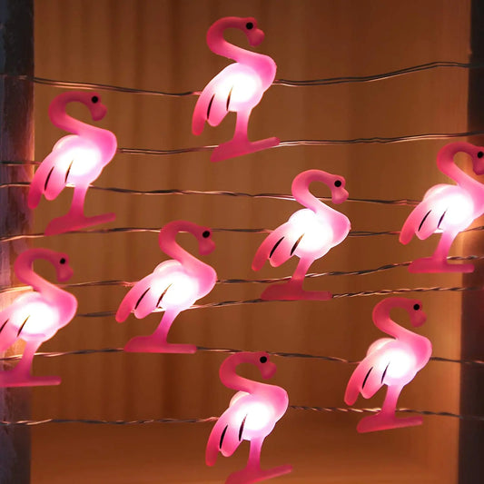 Veilleuse flamant rose bébé dans un salon 