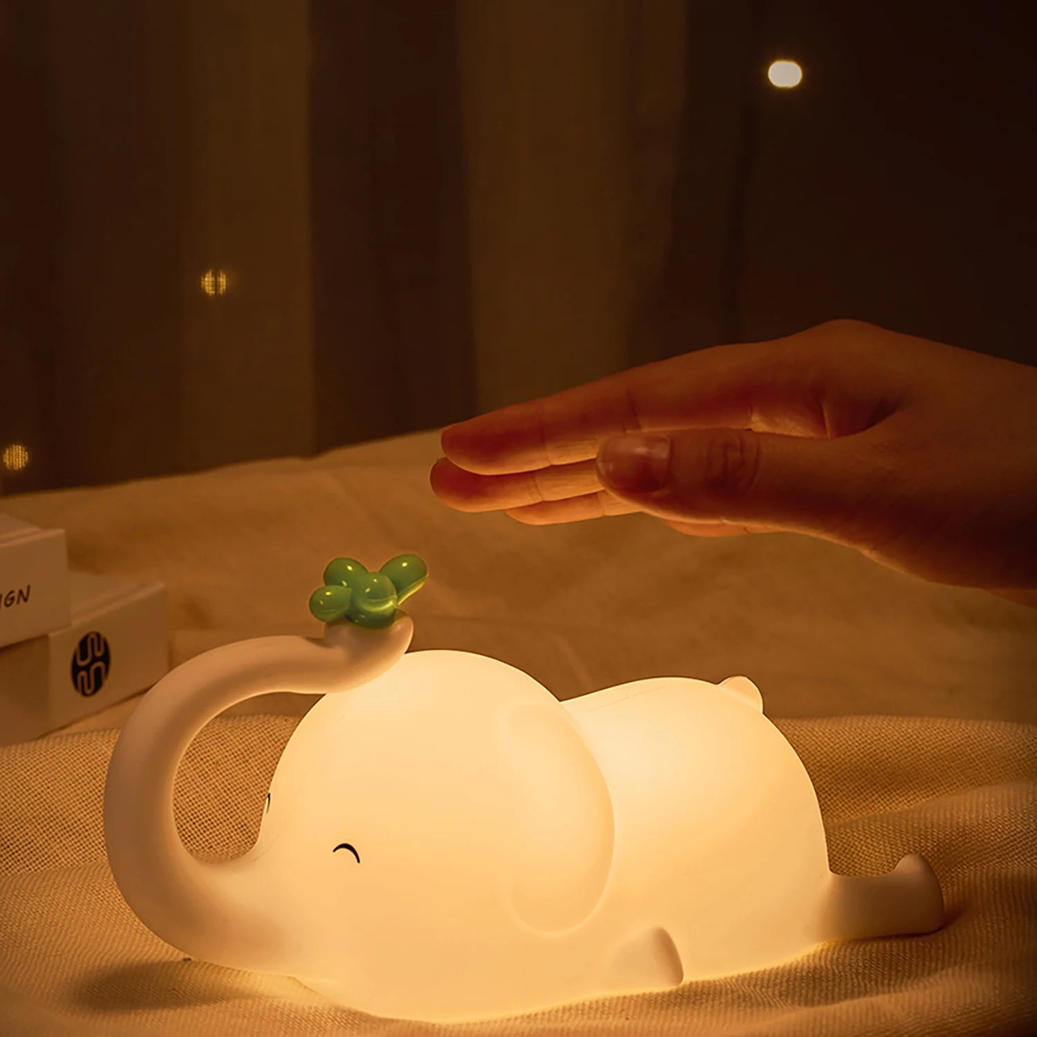 lampe veilleuse éléphant dans un salon 