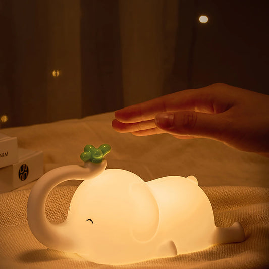 lampe veilleuse éléphant dans un salon 