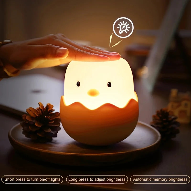 Veilleuse pingouin œuf dans un salon 