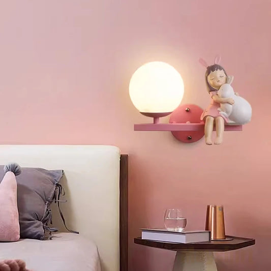 Veilleuse bébé fille lapin dans une chambre 