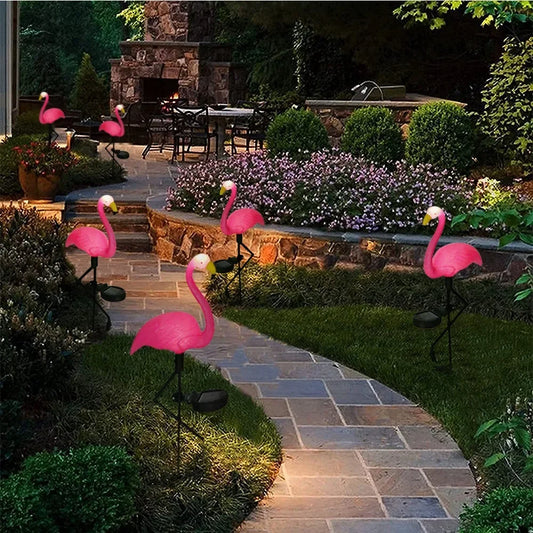 lampe veilleuse flamant rose dans un  jardin de luxe 