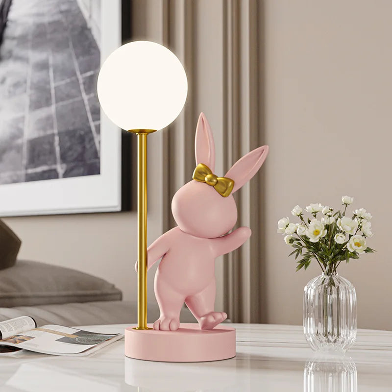 Veilleuse lapin rose dans une cuisine 