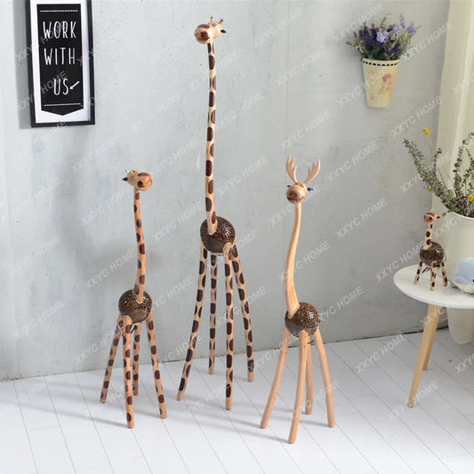 Veilleuse bois girafe dans un salon 